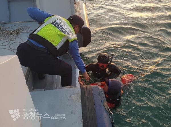 갯바위 고립 낚시인을 직접 입수 구조해 연안구조정으로 유도하고 있는 해경(태안해양경찰서 제공).