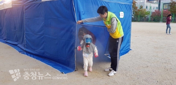 지난 19일 대양초등학교에서 열린 ‘가족과 함께하는 대덕구 재난구호소 체험캠프’에서 재난대응 훈련에 참가한 어린이들
