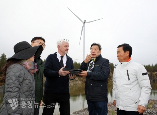사진은 지난 20일 핀란드 프흐얀마(Pohjanmaa) 풍력 발전소를 방문한 가세로 군수 모습.