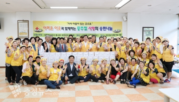 지난 9월 어려운 이웃 송편나눔 행사를 하는 대한적십자봉사회 서구지구협의회