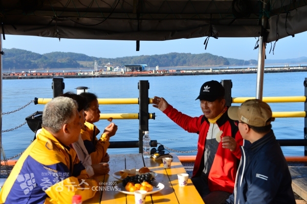천안기자 협회 회원들과 배영근 창리 어촌계장