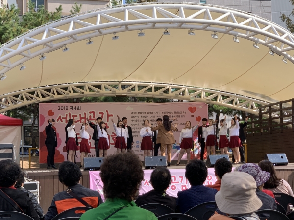 혜화합창단이 지난 19일 동구 용수골 어린이 공원에서 개최한 ‘제 4회 세대공감 동요대회’에서 초청공연을 펼쳤다.