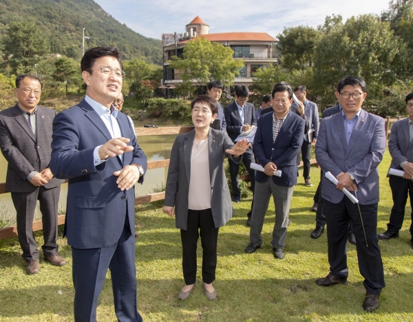 지난 10일 현장시장실 행사에서 연축도시개발사업 예정지를 방문한 허태정 대전시장(왼쪽)과 박정현 대덕구청장(가운데)