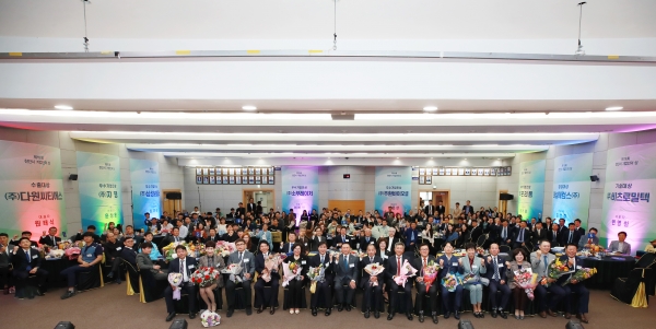 ‘제15회 천안시 기업인의 상 시상식’를 개최해 수상자들이 구본영 시장과 단체 기념사진을 촬영하고 있다.