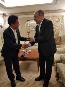 부여군-중국 연대시 우호도시 결연  선물교환 장면(연대시 진비 시장)