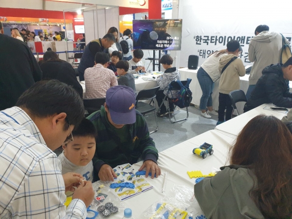 태양광으로 움직이는 자동차 만들기 체험 프로그램을 운영하여 관람객들에게 친환경 모빌리티 기술을 직접 체험하는 기회를 제공