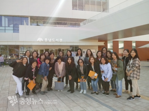 충남도서관 앞에서 기념촬영을 하는 참여자들