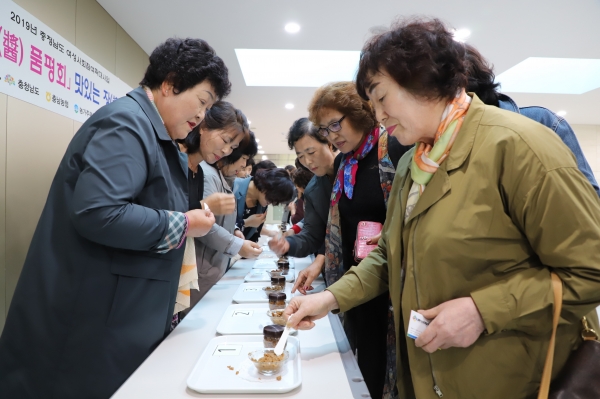 전통장 품평회에 참가한 농가주부모임 회원들이 15개 시군에서 출품한 전통장을 시식하고 있다