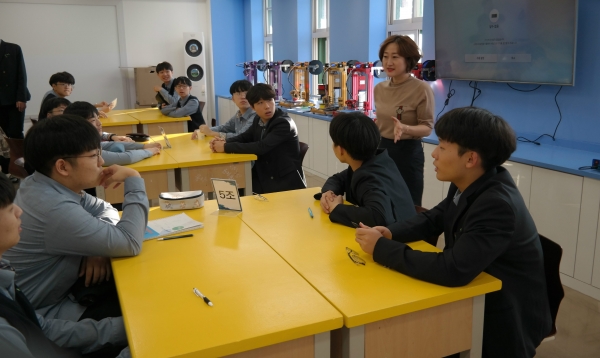21일부터 논산 초중고 학생들을 대상으로 진행되고 있는 창의설계 및 드론기술 교육 모습