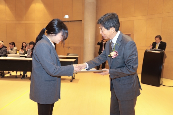 장학금 수여중인 이종서 총장