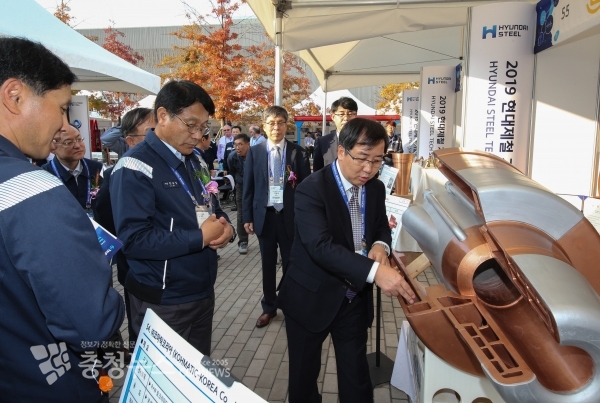 현대제철 당진제철소에서 현대제철 안동일 사장과 참석자들이 부스를 방문해, 설명을 듣고 있다. / 현대제철 제공