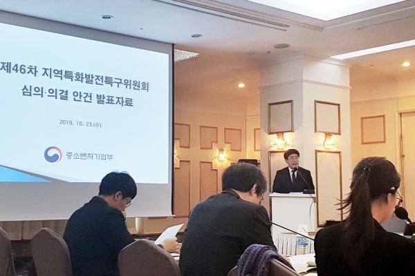 맹정호 서산시장이 위원회에서 특구 계획변경의 필요성에 대해 발언하고 있다.