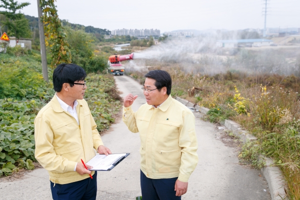 오세현 아산시장이 곡교천변 광역방제차량 소독 현장을 점검하고 있다.