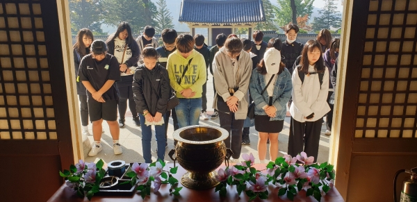 청소년들이 직접 만든 무궁화를 충의사에서 헌화하는 모습.