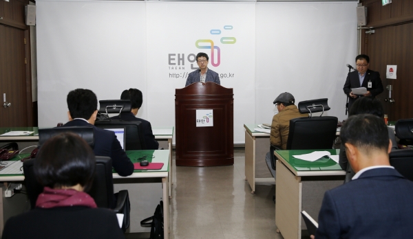 ​허종일 보건의료원장 정례브리핑 모습​