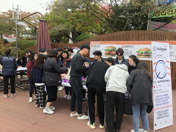 CTL 학습 서포터즈 4기 학생들이 학우들에게 간식을 나누어 주는 모습