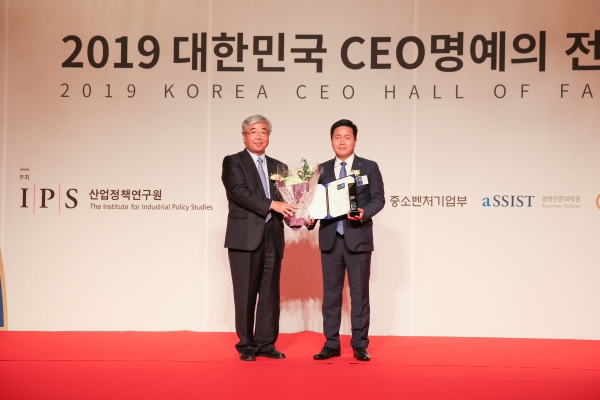 한국서부발전 엄경일 발전운영처장(우측)이 「2019 대한민국 CEO 명예의 전당」 환경경영 부문 2년 연속 우수 CEO로 선정된 김병숙 사장을 대신하여 수상하며 기념촬영을 하고 있다.