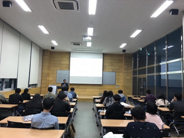 공기업 및 블라인드 채용에 대해 설명을 듣고있는 학생들