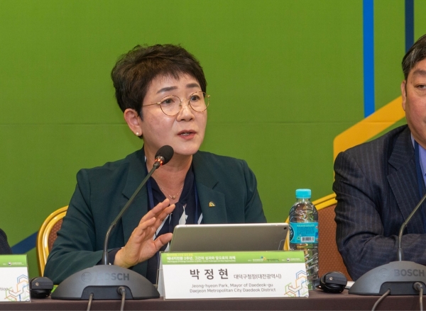 박정현 대덕구청장이 24일 서울 삼성동 코엑스에서 열린 ‘에너지전환 2주년 성과포럼’ 패널토론자로 나서 발언하고 있는 모습
