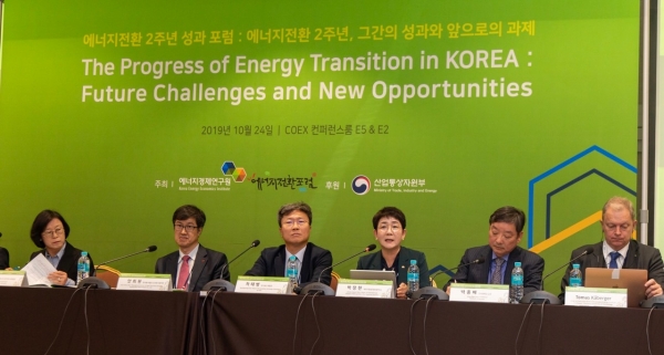박정현 대덕구청장(오른쪽부터 세 번째)이 24일 서울 삼성동 코엑스에서 열린 ‘에너지전환 2주년 성과포럼’ 패널토론자로 나서 발언하고 있는 모습