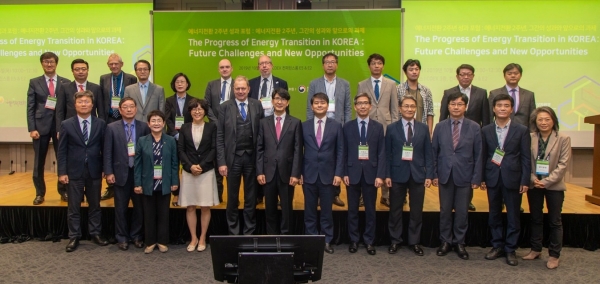 박정현 대덕구청장(앞줄 오른쪽부터 세 번째)이 24일 서울 삼성동 코엑스에서 열린 ‘에너지전환 2주년 성과포럼’에 참석했다. 포럼참석자 모습