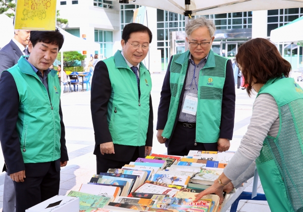 24일 서구새마을문고 주관으로 서구청 광장에서 ‘책! 마음을 울리다!’라는 주제로 도서 바자회를 개최했다.