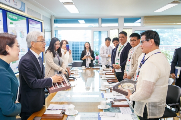 필리핀 포락시 방문 (좌측두번째 유병훈부시장, 맨우측 필리핀시장)