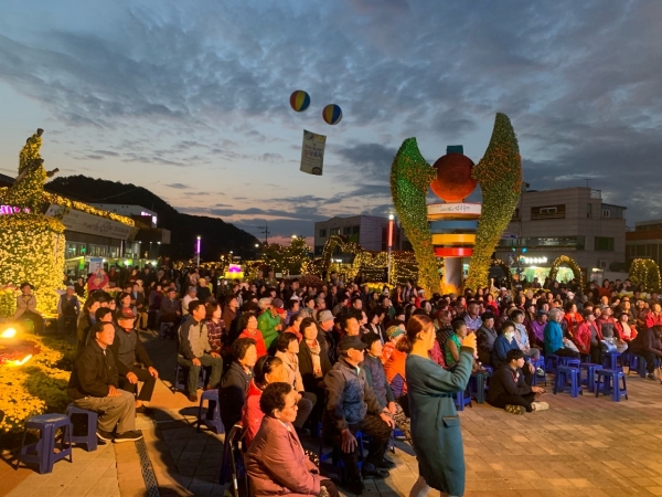 제3회 예산장터 삼국축제 폐막식 전 공연을 관람하는 방문객들