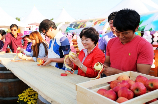 제14회 예산황토사과축제에서 진행된 사과껍질 길게 깎기 대회 모습