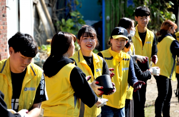 백석문화대 사회복지학부 재학생 및 교수들이 천안시 동남구 수신면 한 가정에 연탄을 배달하고 있다.