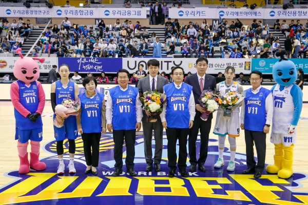 주요 내빈 및 선수단과 기념촬영하는 오세현 아산시장(왼쪽 두 번째부터 박혜진 선수, 김영애 아산시의회 의장, 오세현 아산시장, 위성우 우리은행 농구단 감독, 손태승 우리은행 위비 여자프로농구단 구단주(은행장) 등)