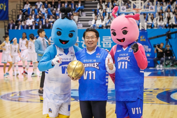 시투 후 아산 우리은행 위비농구단 마스코트와 기념촬영하는 오세현 아산시장