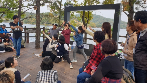 지난 25일 손소리복지관, 우송대학교와 함께 대청호 걷기 행사