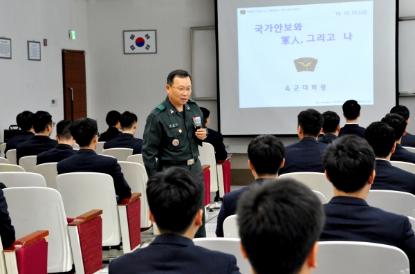 서천규 육군대학장이 백석대 학생군사교육단 후보생을 대상으로 특강을 진행하고 있다.