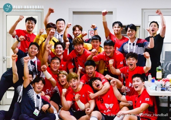 대전선병원 족부정형외과 김준범 과장(맨 뒷줄 오른쪽 2번째)과 남자 핸드볼 국가대표팀