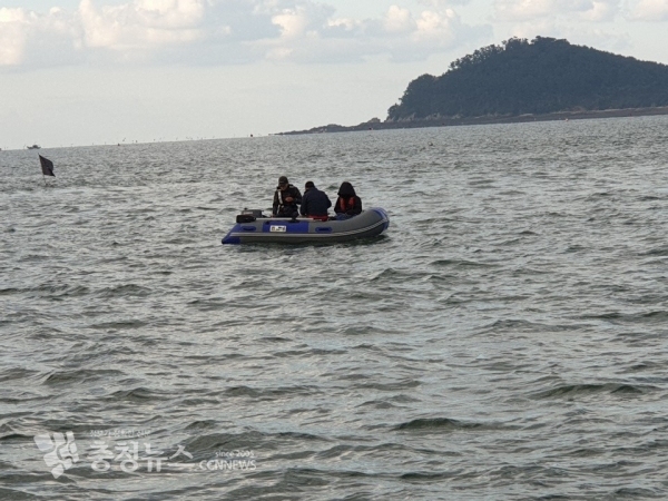 해경이 선외기 고장으로 표류하던 레저보트 탑승자 3명을 구조했다.