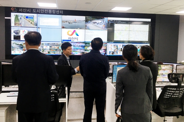 25일 서산시 도시안전통합센터를 방문한 중국 허베이성 관계자들이 도시안전통합센터를 둘러보고 있다.