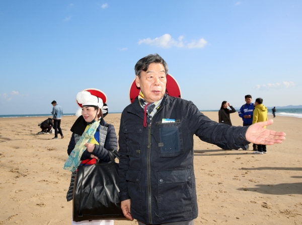 지난 27일 가세로 군수를 비롯한 군 관계자, 공연단 등 50여 명이 원북면 학암포 앞바다의 거대한 모래섬인 ‘장안사퇴’를 찾았다.