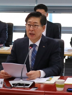 28일 열린 실국원장회의에서 양승조 지사가 해양신산업 발전전략 추진단에 대해 설명하고 있다.