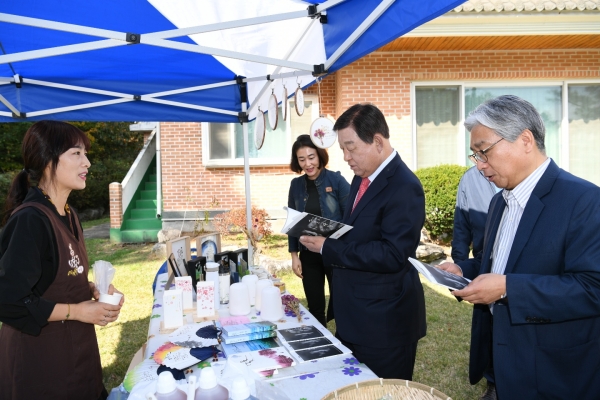 황선봉 군수(사진 가운데)와 이경진 예산군행복마을지원센터장(사진 오른쪽)이 부스를 살펴보는 모습.