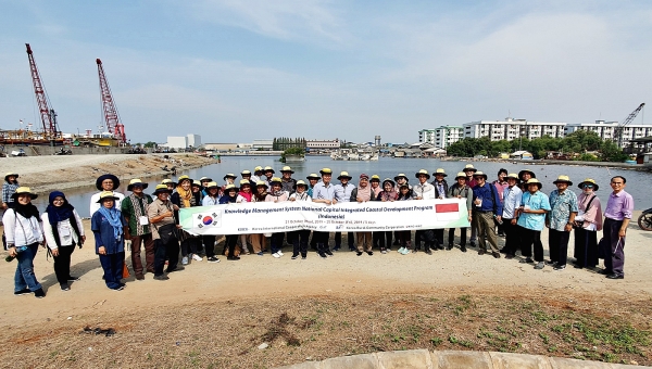 인도네시아 와독플루잍 해안방조제 건설현장을 찾은 현지 공무원들이 기념사진
