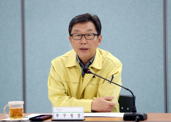 재난대응 안전한국훈련 추진상황 보고회의를 주재하고 이쓴 임진찬 부구청장