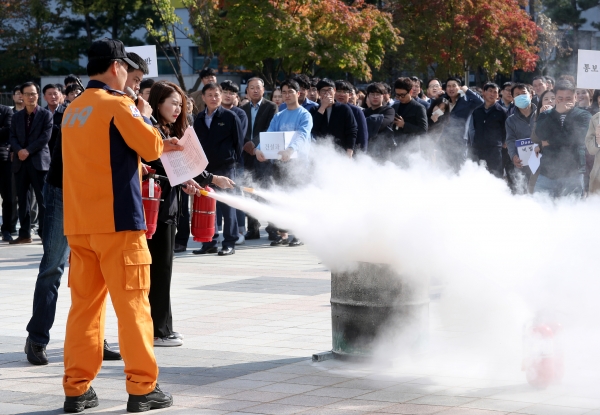 28일 샘머리 119안전센터와 합동으로 겨울철 화재를 대비한 ‘2019년 하반기 소방훈련’을 실시하고 있다
