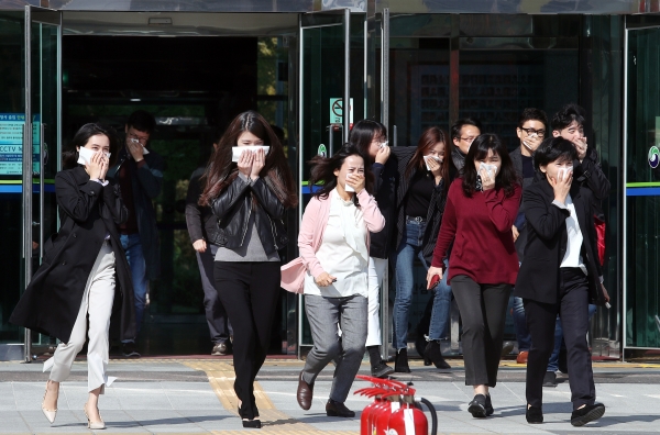 겨울철 화재를 대비한 ‘2019년 하반기 소방훈련’을 실시하고 있다