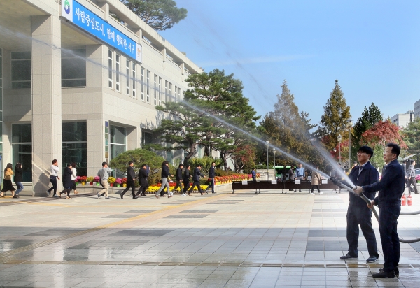겨울철 화재를 대비한 ‘2019년 하반기 소방훈련’을 실시하고 있다