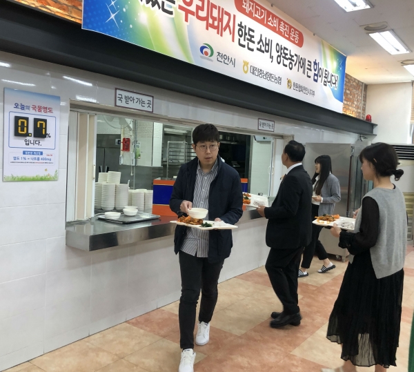 천안시가 11월 30일까지  돼지고기 소비 촉진 기간으로 정해 구내식당 점심메뉴로 돼지고기 요리를 주2회 이상 제공한다. 구내식당 현수막 모습