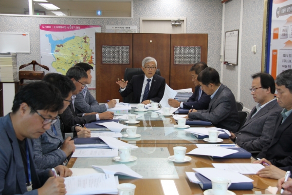 유병훈 아산시 부시장이 도시재생사업 TF팀 총괄회의에서 주민참여를 강조하고 있다.