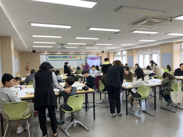 「디자인 영재 캠프」에 참여한 학생들이 전문강사‧시각디자인학과 재학생 멘토들에게 스케치 교육을 받고 있다.