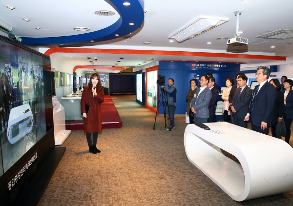 29일 한국전자통신연구원(ETRI)에서 유성구 방문단이 정보통신체험관을 견학하고 있다