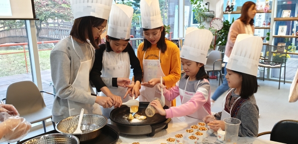 대덕구 건강한 어린이 식당에서 어린이들이 건강한 먹거리를 직접 만드는 체험을 하고 있다.